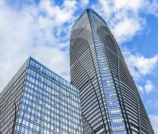 堆高叉车与仓储货架配套选型要点及常见误区